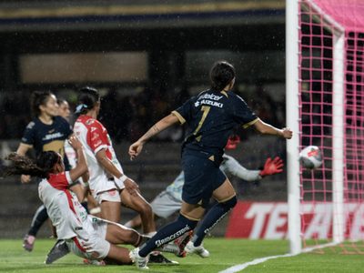 Con el rechazo de la Liga MX femenil, el salario base de mujeres futbolistas avanza en el Senado
