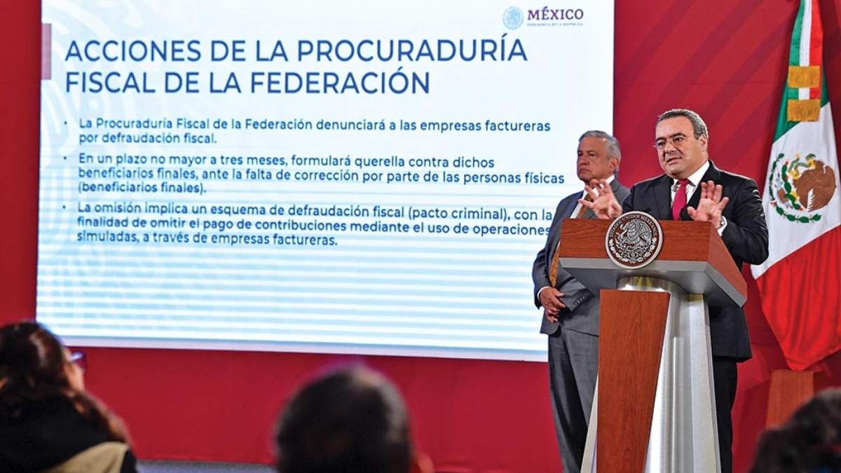 El presidente López Obrador y el procurador fiscal, Carlos Romero Aranda
