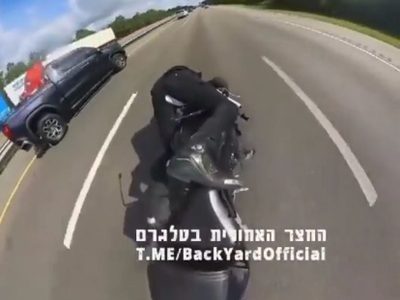 Video impactante de un motociclista que choca contra una camioneta y lo remata un tráiler