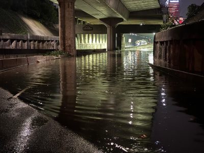 Lluvia provoca inundación en bajopuente de Periférico y Reforma; hay cierre vial (Videos)