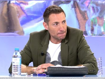 Antonio David Flores enfrenta un autobús de mujeres que lo acusan de infiel: su reacción y denuncia