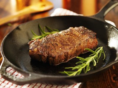 Bife de chorizo con crema de puerros y hongos: una receta super fácil con un exquisito toque gourmet