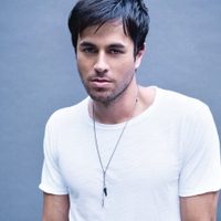 Enrique Iglesias se deshace en muestras de cariño pero sigue sin reconocer a su medio hermano
