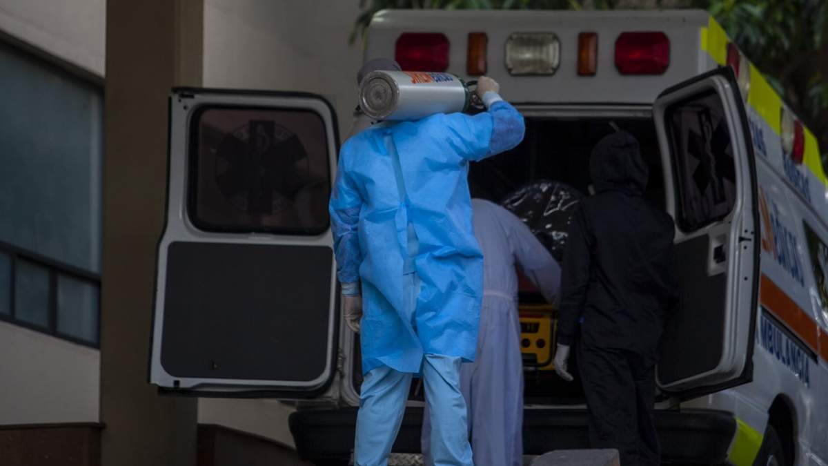 Personal de una ambulancia privada