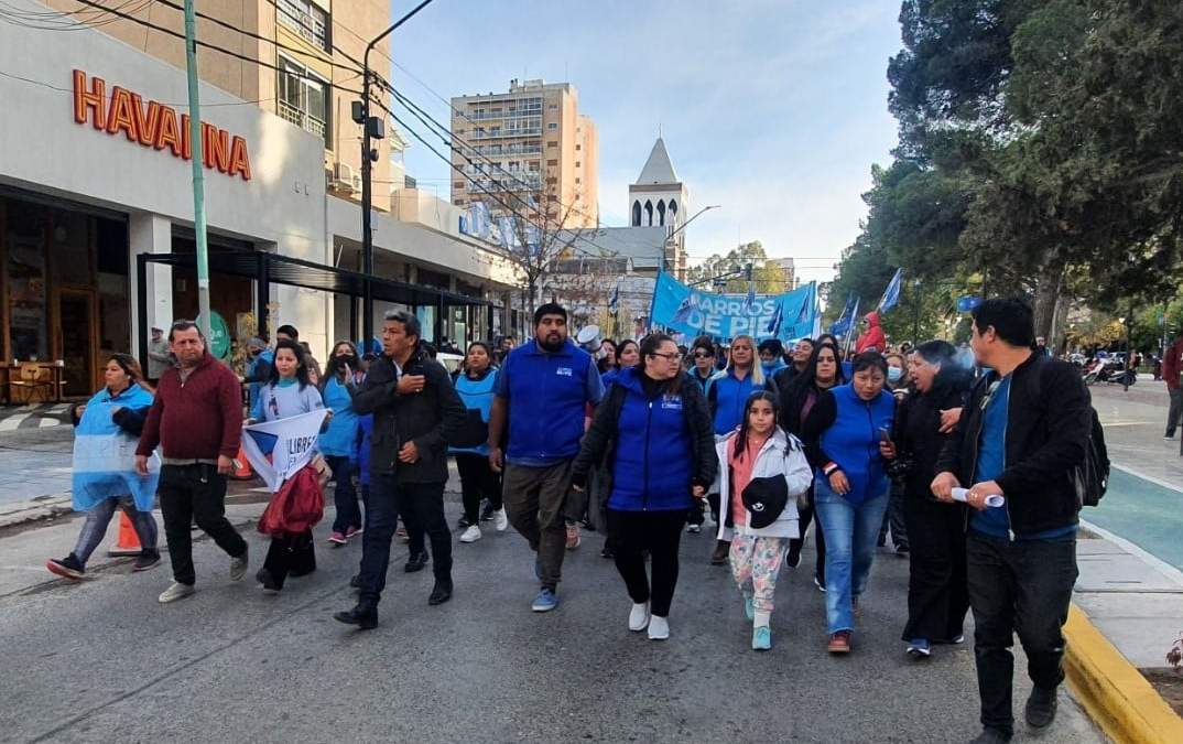 Jesús Escobar, presidente de Libres del Sur Neuquén, marchó con los trabajadores del Hospital Junín de Los Andes. Fuente: (Javier Manzano)