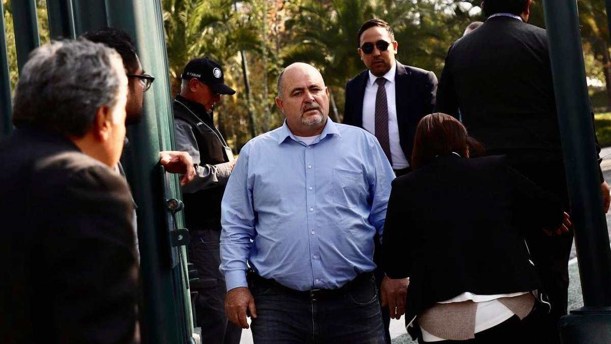Julián LeBaron asistió esta tarde a las instalaciones de la FGR