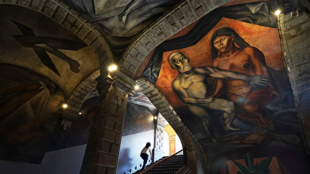Un fresco de 1926 de Hernán Cortés y La Malinche de José Clemente Orozco decora el Antiguo Colegio de San Ildefonso en la Ciudad de México