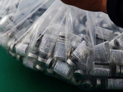EU anuncia distribución global de 25 millones de vacunas contra el covid-19
