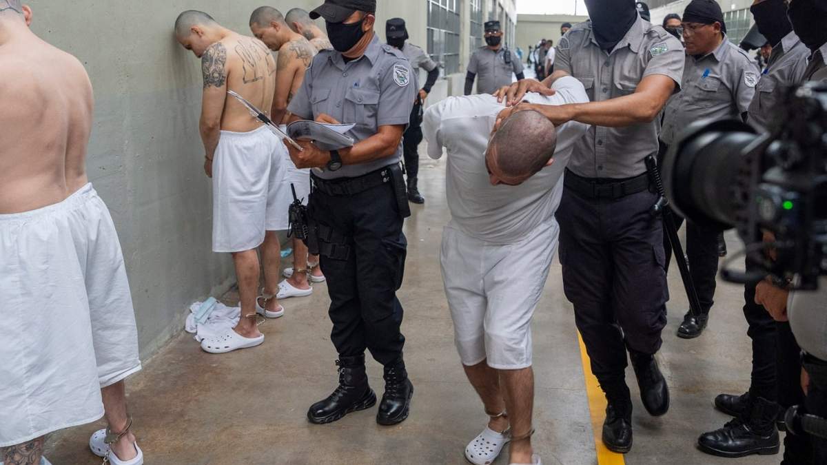 Un prisionero es trasladado en el Centro de Confinamiento de Terroristas en Tecoluca, El Salvador