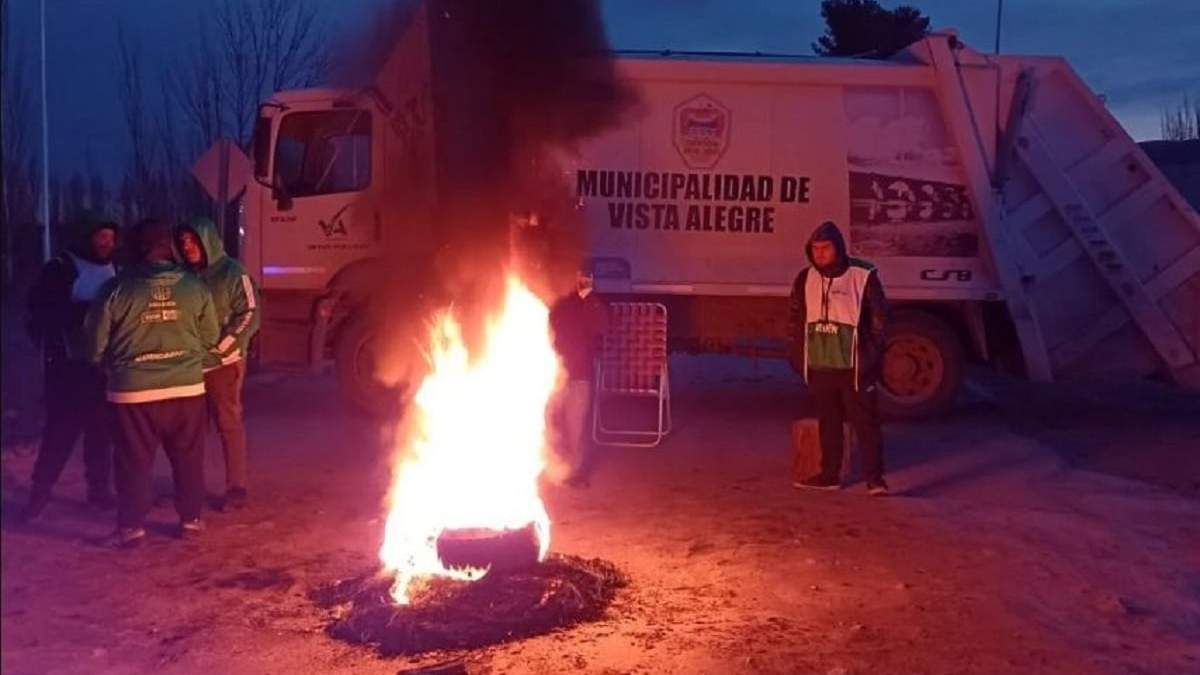 Trabajadores de la municipalidad de Vista Alegre en el corte sobre la ruta 7. Fuente: (Mejor Informado)