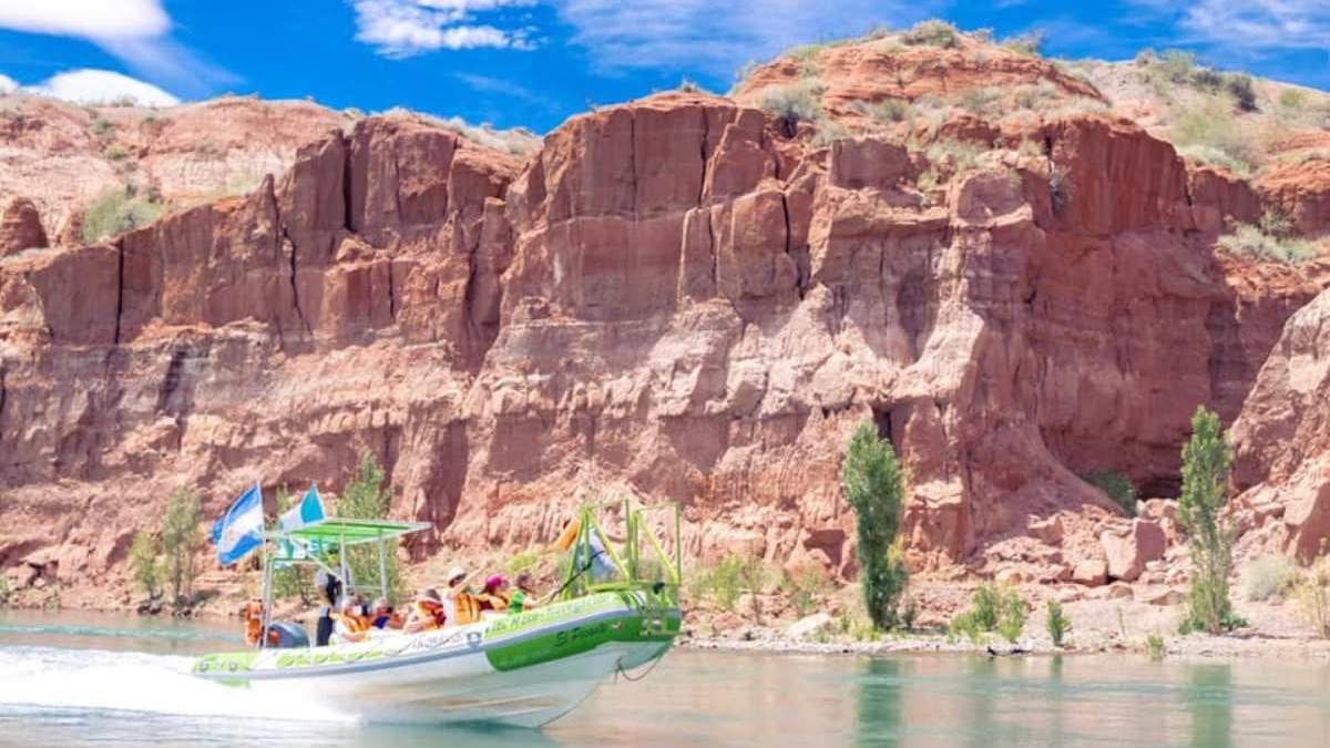 Viaje en lancha por el Limay. Fuente: (Instagram)