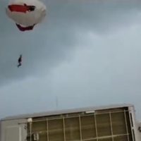 Captan en videos caída de mujer del parachute en Puerto Vallarta