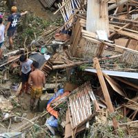 Tifón "Rai" deja ya al menos 99 muertos y casi 500 mil desplazados en Filipinas