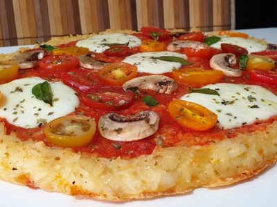 No tires el arroz que te sobró: prepará esta masa de pizza bien crujiente y resolvé la cena