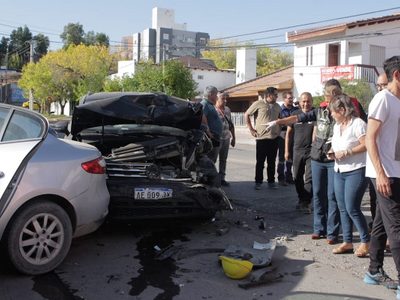 Un camión sin frenos chocó 5 vehículos y dejó 7 personas heridas