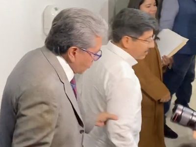 Monreal jala del brazo al nuevo presidente de la Corte y lo tunden en redes (Video)