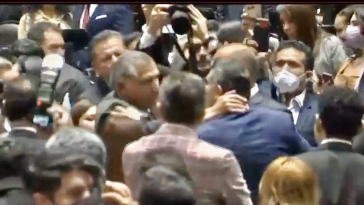 El momento del saludo entre el secretario de Gobernación y el dirigente priista