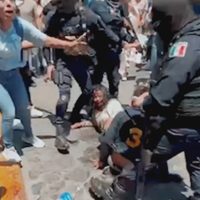 Matan a golpes a presunta secuestradora y asesina de la niña Camila en Taxco (Videos)