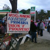 Bloquean carreteras para exigir aulas prefabricadas en escuela de Oaxaca dañada por sismos