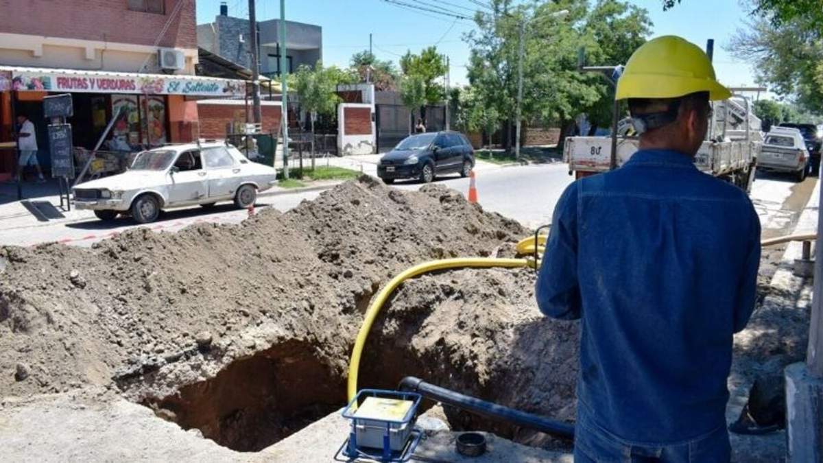 Operarios de EPAS en el barrio Limay. Fuente: (Neuquén Informa).