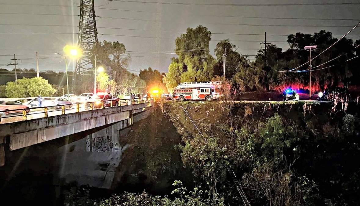 El vehículo en el que viajaban los estudiantes cayó al canal del Emisor Poniente en Cuautitlán Izcalli.