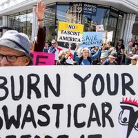 Cientos de personas protestan contra Elon Musk en salas de exhibición de Tesla de todo el mundo