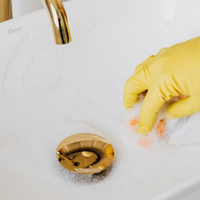 Con 3 ingredientes, prepará este limpiador de sarro potente y efectivo para la pileta del baño y la ducha
