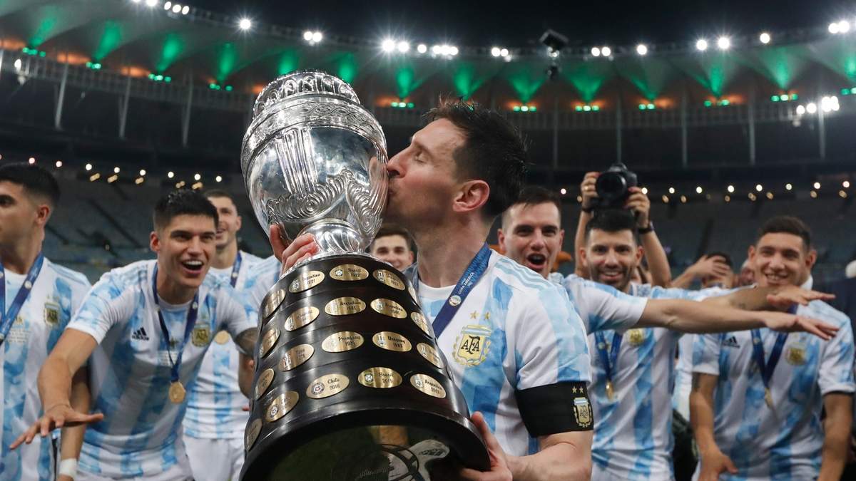 Lionel Messi celebra como campeón de la Copa América en el estadio Maracaná