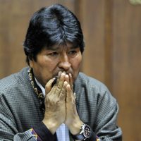 Manifestantes en Bolivia atacan la caravana del expresidente Evo Morales