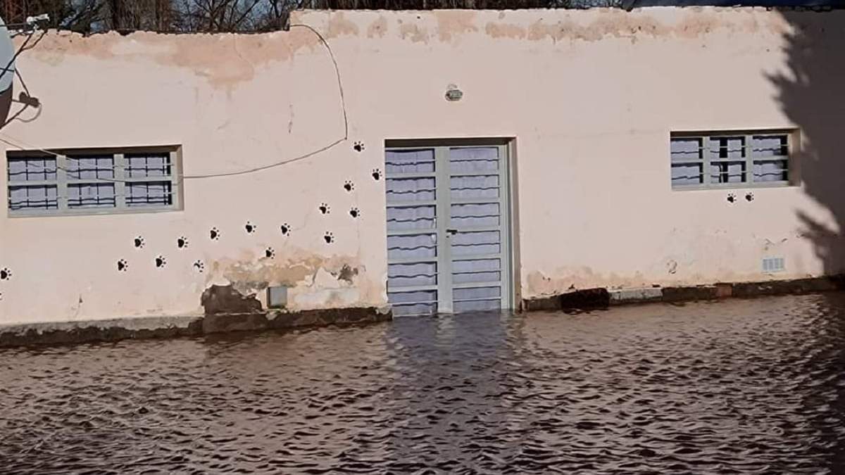 El ingreso a la Escuela 128 totalmente inundado tras la crecida del río. Fuente: (Facebook)