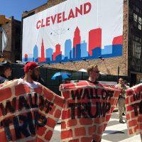 Forman muro humano en Cleveland contra las políticas de Donald Trump (Video)