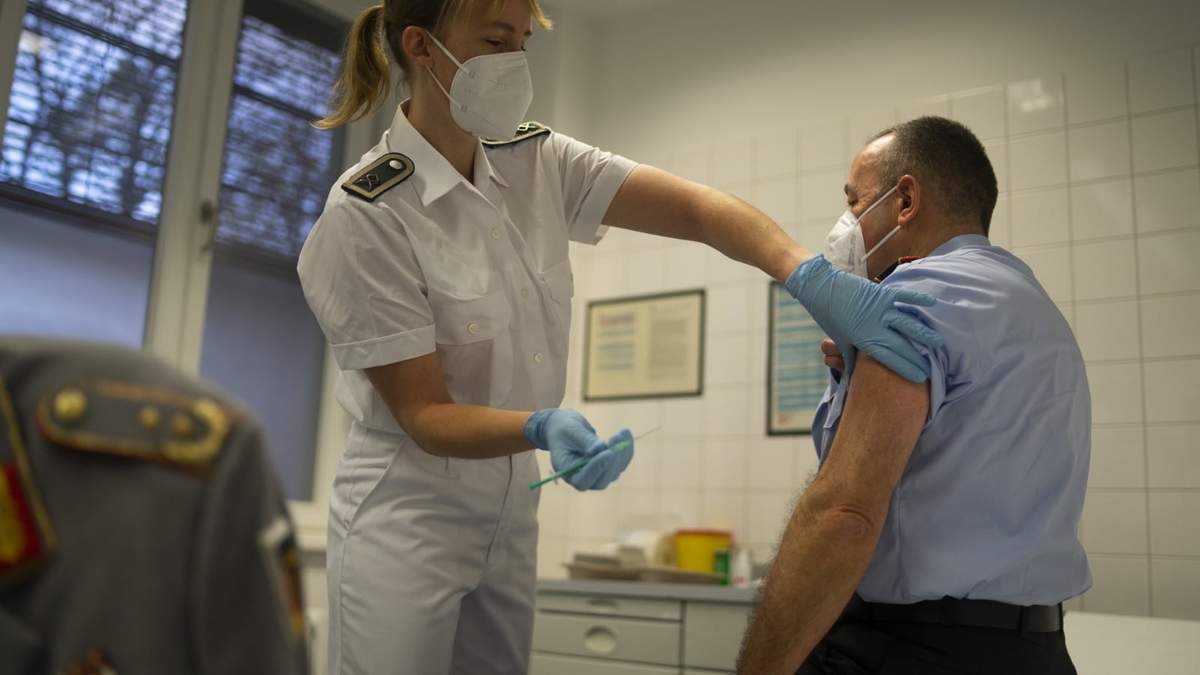 Alemania se encuentra aplicando dosis de refuerzo ante el alza en contagios por ómicron
