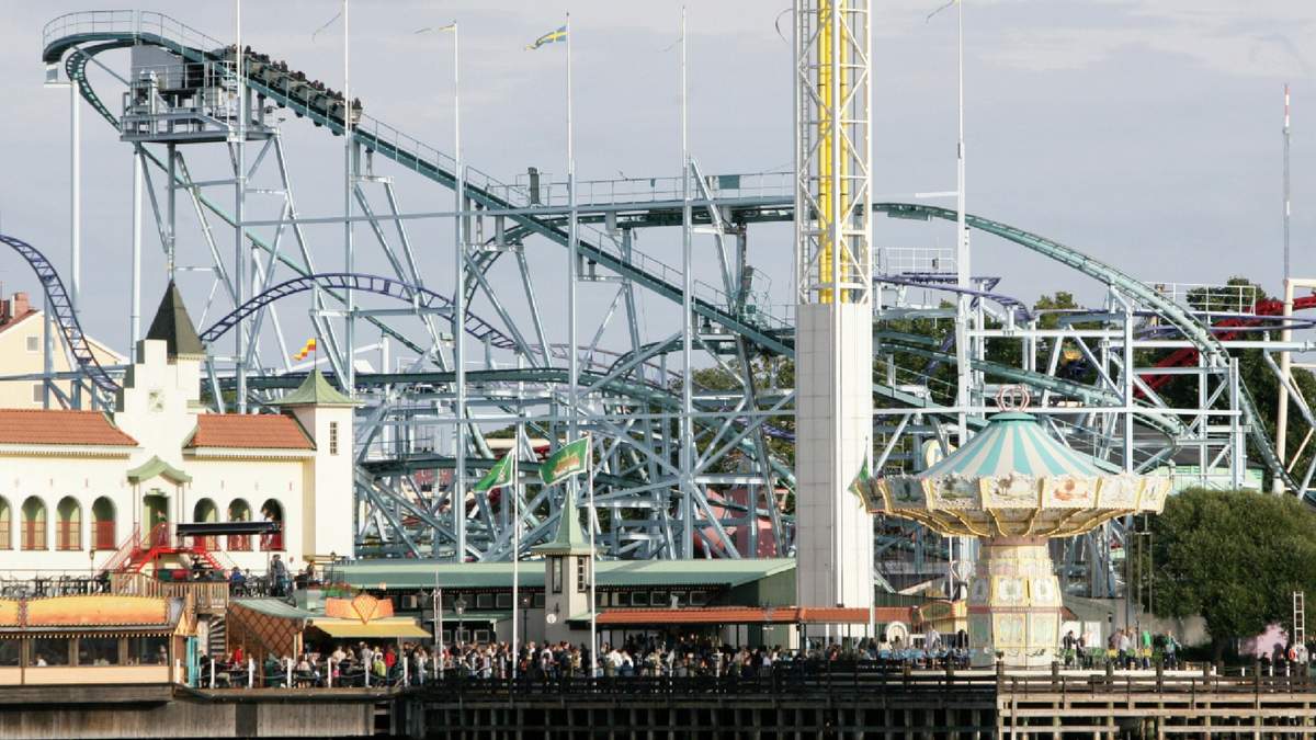 Una vista general de la montaña rusa Jetline en el parque de atracciones Grona Lund en Estocolmo, el 5 de septiembre de 2009