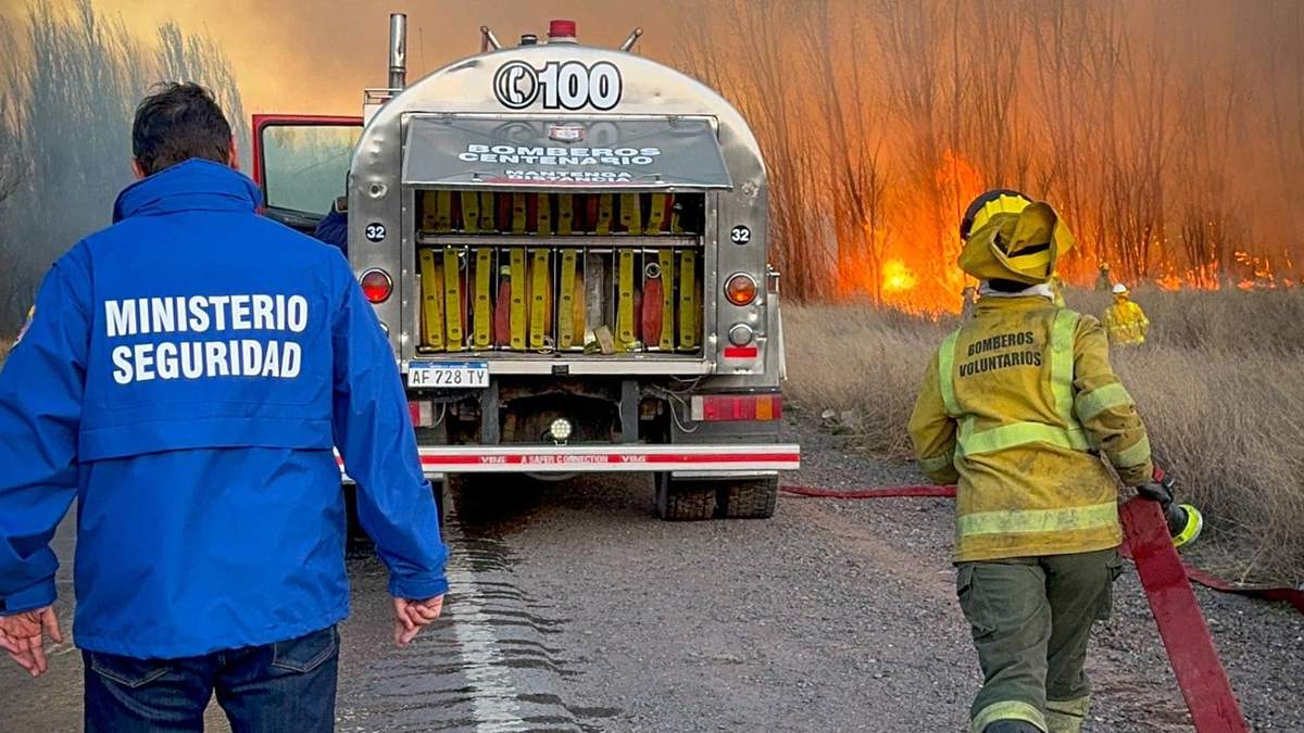 Varias dotaciones de bomberos debieron trabajar para controlar el incendio. Fuente: (Neuquén Informa)