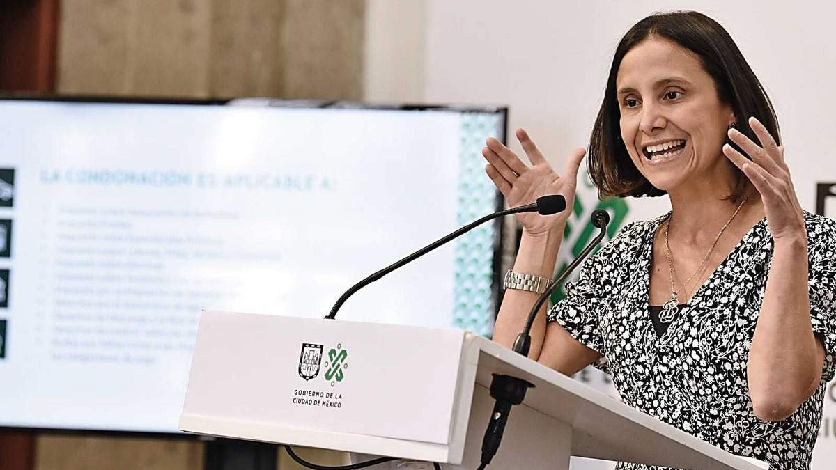 La secretaria de Administración y Finanzas local, Luz Elena González Escobar