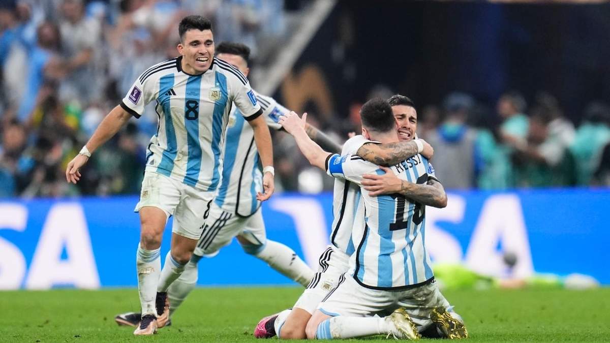 Los jugadores de Argentina celebran ganar el partido de futbol final de la Copa del Mundo entre Argentina y Francia en el Estadio Lusail en Lusail, Qatar