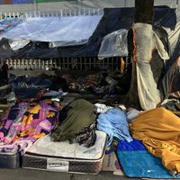 Piden vecinos de Vallejo atención humanitaria a migrantes obligados a invadir banquetas