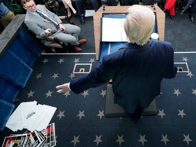Trump resume su primer año de gobierno con comentarios dispersos, imitaciones y arrojando papeles