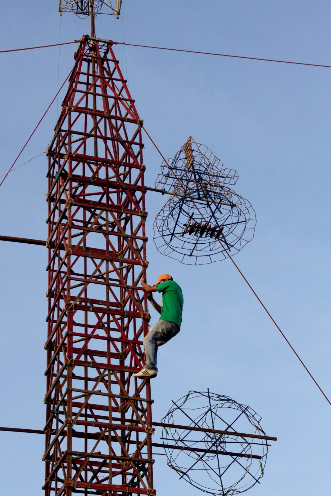 Construyendo castillos en el aire. Foto Fototeca “Juan Dubernard”. Centro INAH-Morelos