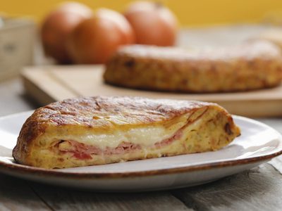 Tortilla de papa rellena con jamón y queso: la receta bien rendidora que te salvará el próximo almuerzo o cena