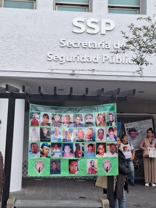 Protesta de familiares de desaparecidos afuera de la SSP de Veracruz