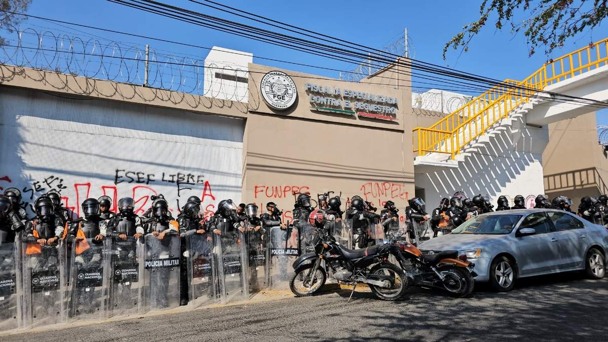Agentes resguardan la fiscalía