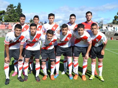 Le pesó el apellido: es hijo de una leyenda, asomaba como crack en River, pero terminó retirándose