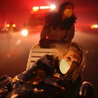 Miles de personas huyen de incendios descontrolados que calcinan casas en Los Ángeles y alrededores