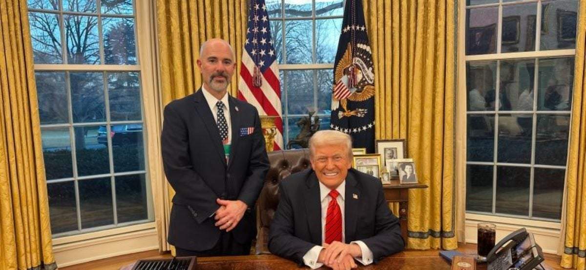 El director de la DEA Terry Cole y el presidente de Estados Unidos, Donald Trump