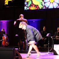 Alejandra Guzmán sufre caída durante concierto y es hospitalizada (Video)