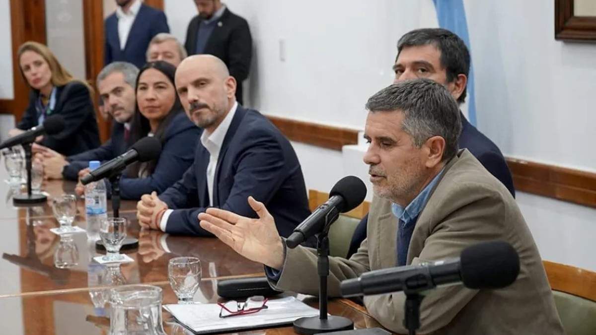 El gobierno abrió los sobres de la licitación para la construcción de la pasarela sobre el río Cuyín Manzano. Fuente: (Neuquén Informa)