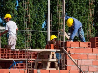 El gobierno presenta este jueves el plan de obras para reducir el déficit habitacional