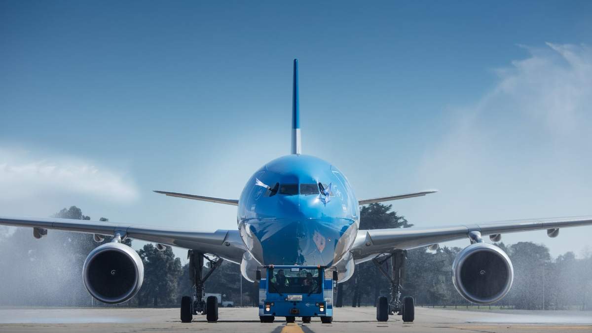 La compañía de transporte aéreo anunció que retomará su actividad comercial. Fuente: (Twitter)