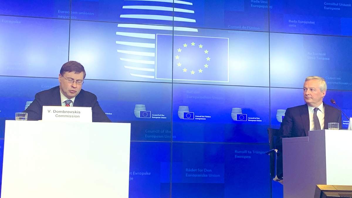 A la izquierda, el vicepresidente económico de la Comisión Europea, Valdis Dombrovskis